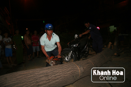 Lực lượng chức năng giải tỏa hiện trường.