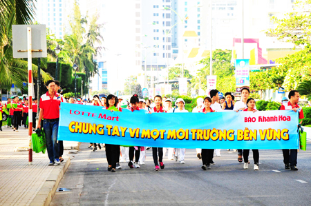 Lotte Mart Nha Trang phối hợp với Báo Khánh Hòa  tổ chức chương trình Đồng hành bảo vệ môi trường