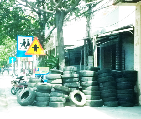 Vỉa hè bị chiếm dụng