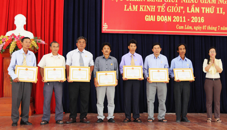 Các cựu chiến binh làm kinh tế giỏi giai đoạn 2011 - 2016 được UBND huyện khen thưởng