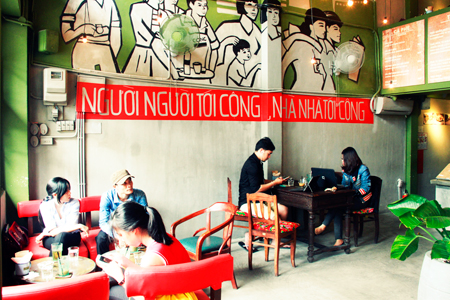 Nhiều bạn trẻ tìm đến quán cà phê Cộng