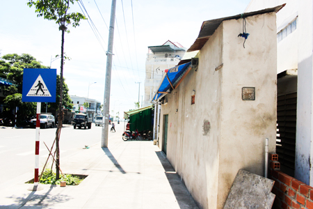 Căn nhà tạm hộ bà Thanh xây dựng làm nơi buôn bán