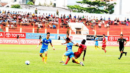 Sanna Khánh Hòa - Biển Việt Nam (áo xanh) đang gặp nhiều vấn đề  khi đến làm khách của Sài Gòn (áo đỏ)