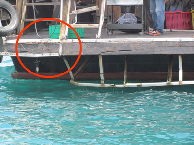 Cú va chạm liên tiếp làm đuôi tàu KH-0449 bị móp.