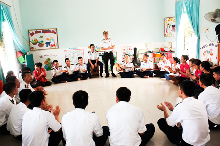 Những người lính trẻ giao lưu tại Trường Mầm non Họa Mi