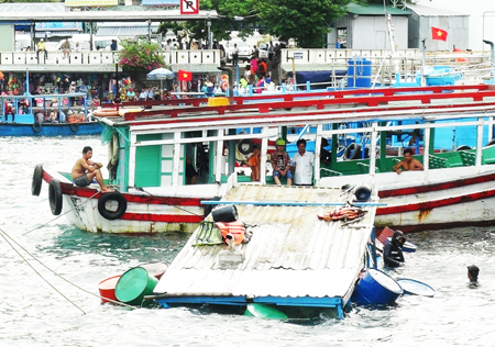 Lực lượng chức năng trục vớt tàu du lịch bị tông chìm