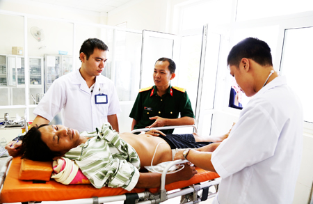 Đưa ngư dân bị tai biến ở Trường Sa vào bờ