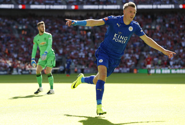 Sai lầm của Fellaini giúp Vardy gỡ hòa cho Leicester. Ảnh: Reuters.