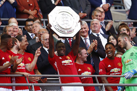 Manchester United đã có được chiếc cúp vô địch đầu tiên dưới thời huấn luyện viên Mourinho.