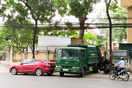 Công ty Cổ phần Môi trường đô thị Nha Trang đang lấy rác thải sinh hoạt tại Bệnh viện Đa khoa tỉnh, đây cũng là khu vực xây dựng hệ thống xử lý rác thải rắn y tế nguy hại.