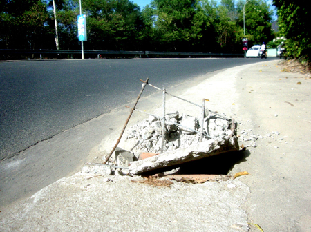 Nắp cống thoát nước bị vỡ