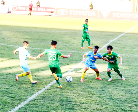 Một pha tranh bóng giữa đội Cần Thơ và Sanna KH-BVN ở V-League