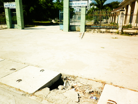 &quot;Bẫy&quot; trước cổng trường