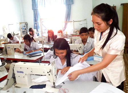 Dạy nghề may tại Trường Trung cấp Nghề Vạn Ninh