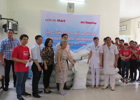 Tặng gần 9 tấn gạo cho các cơ sở thiện nguyện