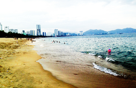 Xuất hiện vết dầu loang trên biển Nha Trang