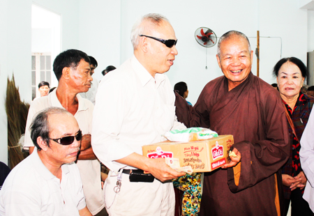 Đại diện Ban Từ thiện xã hội Phật giáo tỉnh tặng quà cho hội viên Chi hội người mù TP. Nha Trang