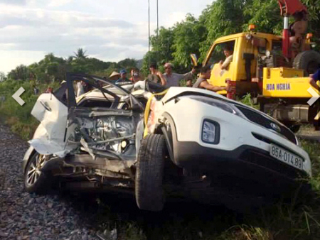 Lực lượng chức năng đưa xe bị nạn ra khỏi đường ray. 