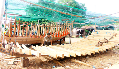 Nghề đóng thuyền gỗ gặp khó