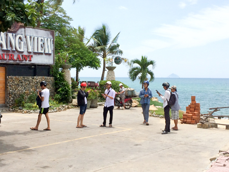 Các bạn trẻ tìm bắt Pokémon tại khu vực bờ biển đường Trần Phú