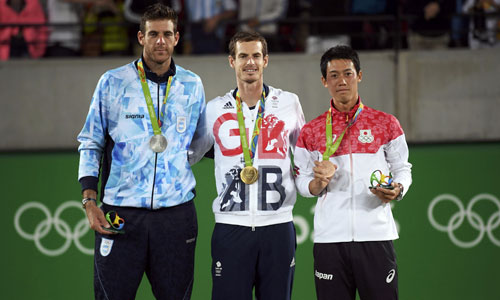 Murray, Del Potro và Nishikori trên bục nhận huy chương. Ảnh: Reuters.