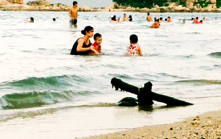 Chướng ngại vật tại bãi tắm Hòn Chồng