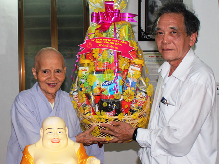 Thăm, tặng 88 suất quà tại các cơ sở Phật giáo