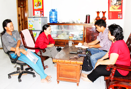 Hơn 8 tháng kể từ khi bà Lê Thủy Tiên (49 tuổi), nguyên cán bộ văn thư lưu trữ, kiêm thủ quỹ xã Ninh Sơn, thị xã Ninh Hòa nghỉ việc, bỏ trốn khỏi địa phương, gần chục người dân như ngồi trên đống lửa khi trót cho bà này vay với tổng số tiền lên đến hàng tỷ đồng