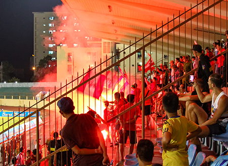 Pháo sáng được đốt ở khu vực các cổ động viên Hải Phòng.