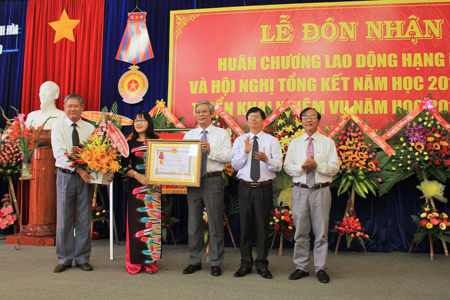 Đón nhận Huân chương Lao động hạng Nhất