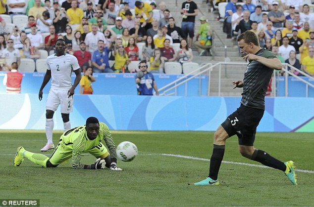 Lukas Klostermann dễ dàng dứt điểm vào lưới trống mở tỷ số cho U23 Đức.