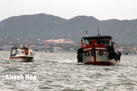 Chiếc tàu lắp giã cào của ngư dân cũng được huy động để tìm kiếm