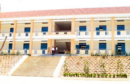 Trường Phổ thông Dân tộc nội trú Khánh Sơn được đầu tư xây mới và đưa vào sử dụng từ năm học 2016 - 2017