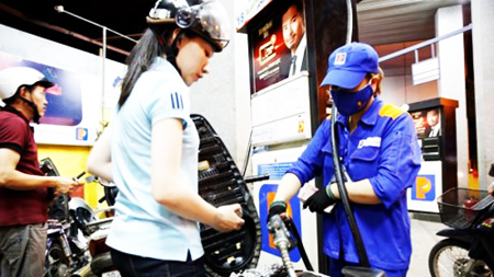 Giá xăng bật tăng trở lại