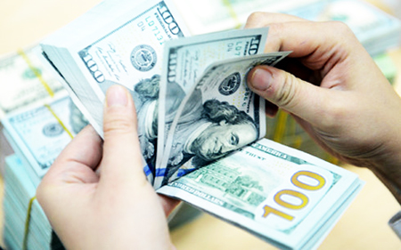 Tỷ giá trung tâm giảm nhẹ, giá USD tại ngân hàng thương mại đứng im
