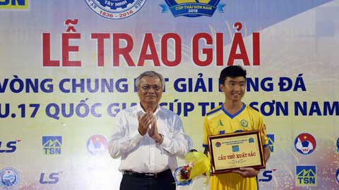 Cầu thủ xuất sắc nhất Trần Công Minh. Ảnh: Quốc An