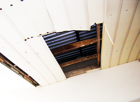 Mái che khán đài bị mục, bể