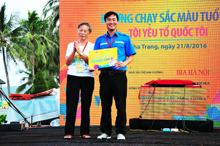 Ban tổ chức trao tiền ủng hộ quỹ học bổng cho đại diện Tỉnh đoàn