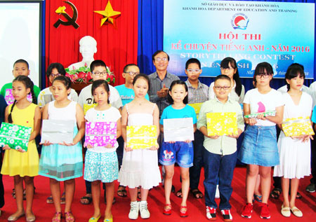 22 thí sinh thi kể chuyện Tiếng Anh