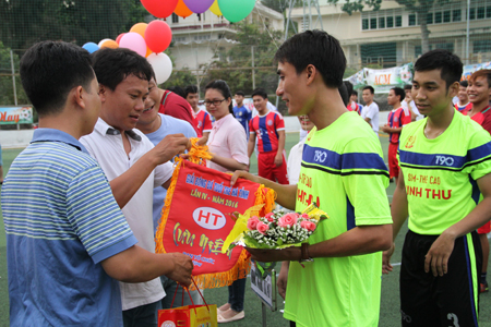 Đại diện ban tổ chức trao cờ lưu niệm cho các đội bóng.