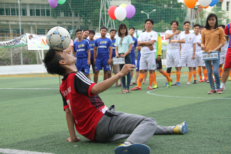 Một tiết mục biểu diễn bóng đá nghệ thuật trong lễ khai mạc.