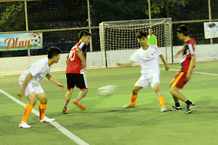 Pha tranh bóng trong trận đấu mở màn giải giữa đội liên quân Cẩm Xuyên – Kỳ Anh với đội huyện Can Lộc.