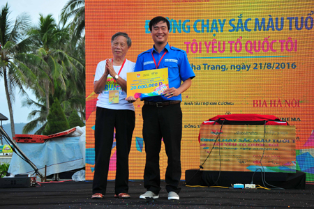 Organization board giving donation to scholarship funds to representative of Khanh Hoa Provincial Youth Union.