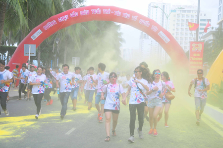 Runners are thrown colored powders by volunteers.