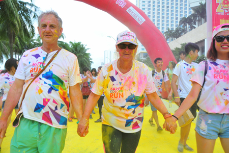 Foreign tourists feel excited joining the run.