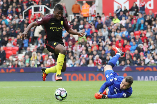 Tiền đạo Iheanacho kiến tạo một bàn trong trận Man City thắng chủ nhà Stoke 4-1 trên sân Britannia - sân có quảng bá cho thương hiệu Tôn Đông Á Ảnh: REUTERS