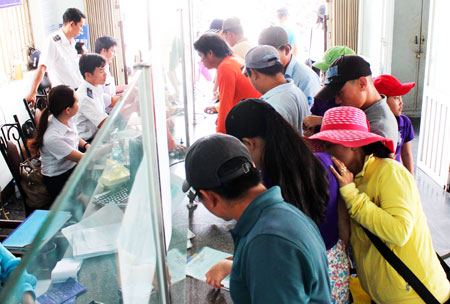 Quầy làm thủ tục xuất bến vào giờ cao điểm