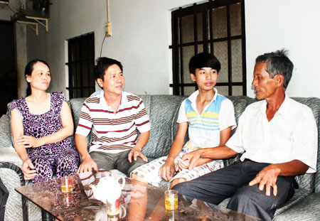 Ông Phùng Văn Ái (bìa phải) trò chuyện với con cháu. Ảnh: BKH