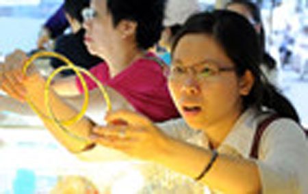 Giá vàng SJC tăng khi giá vàng thế giới giảm mạnh