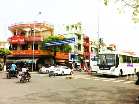 Băng rôn tuyên truyền việc phân luồng và trụ biển báo đường bộ vừa được lắp đặt trên đường Nguyễn Trãi. Ảnh: T.A